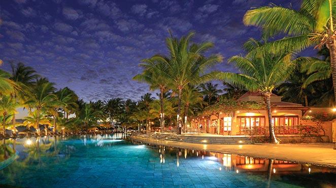 paradis beachcomber bar pool