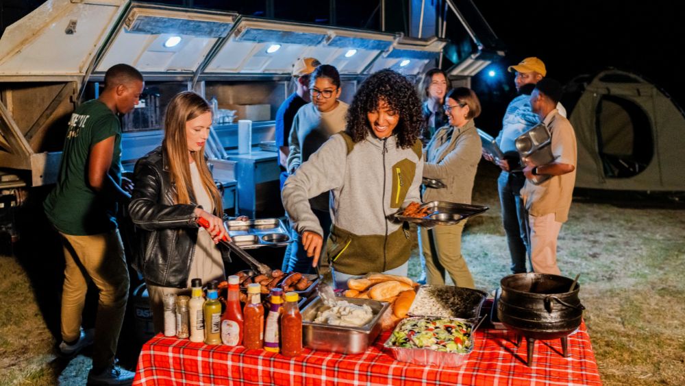 drifters camping tours/camping tour dinner is served