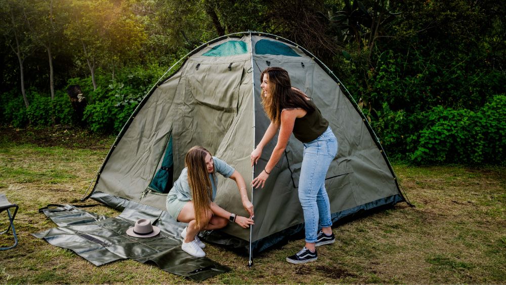 drifters camping tours/camping tour setting up tent
